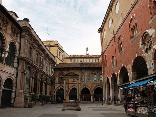 Milan - Piazza dei Mercanti